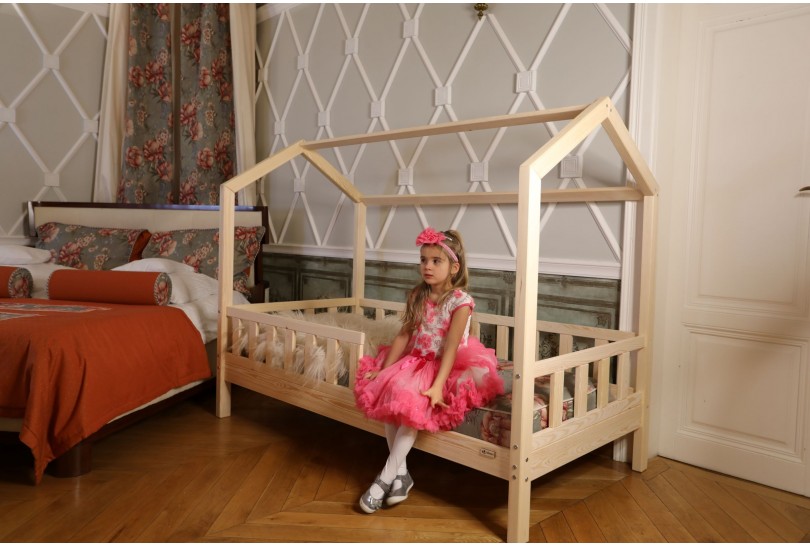 Hausbett im skandinavischen Stil für ein Mädchen